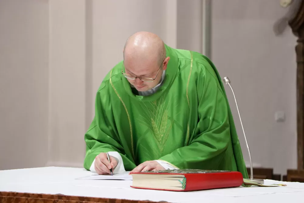 Uveden u službu novi kateralni župnik vlč. Krunosalv Juraković