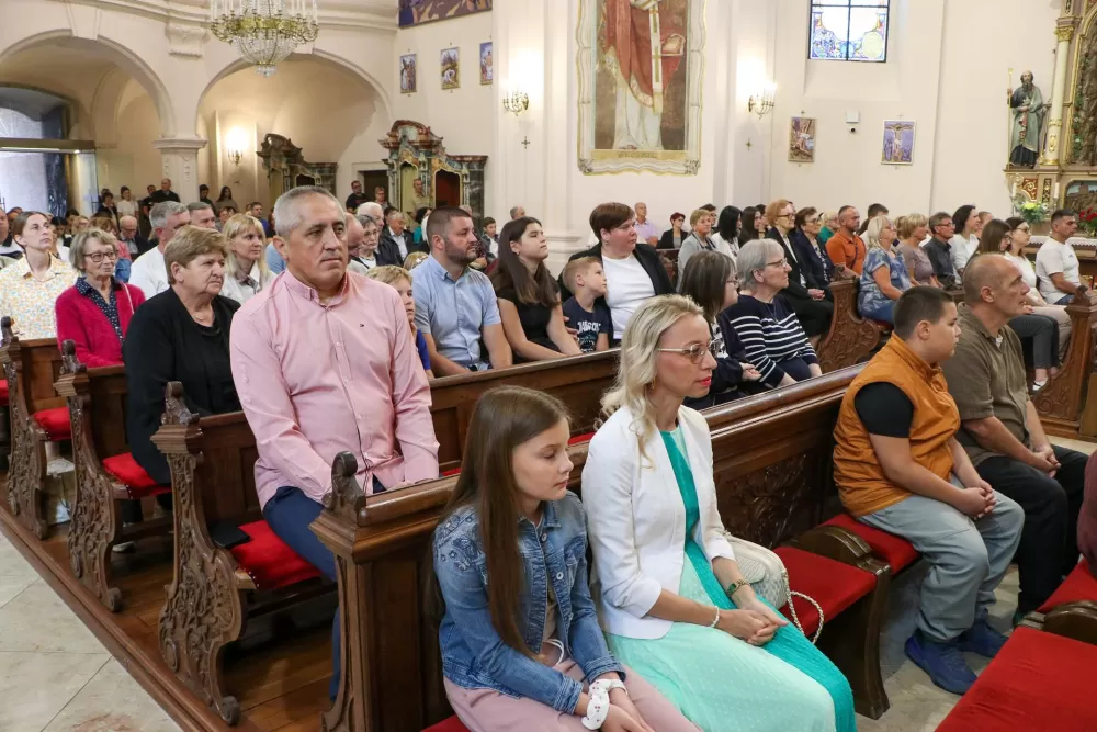 Uveden u službu novi kateralni župnik vlč. Krunosalv Juraković