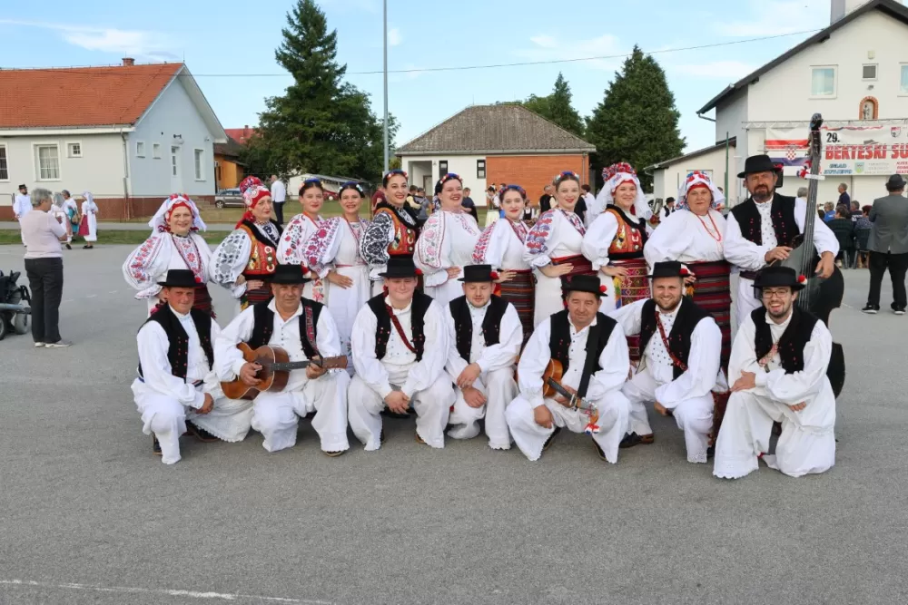 Nizale su se pjesme i napjevi, plesalo se i igralo na 29. Bekteškim susretima 