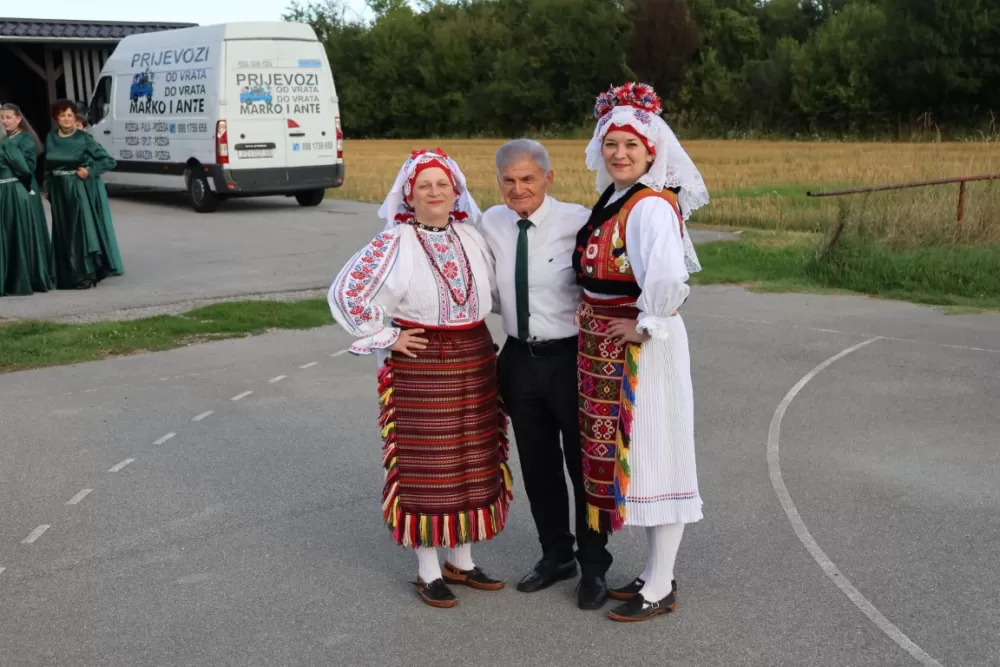 Nizale su se pjesme i napjevi, plesalo se i igralo na 29. Bekteškim susretima 