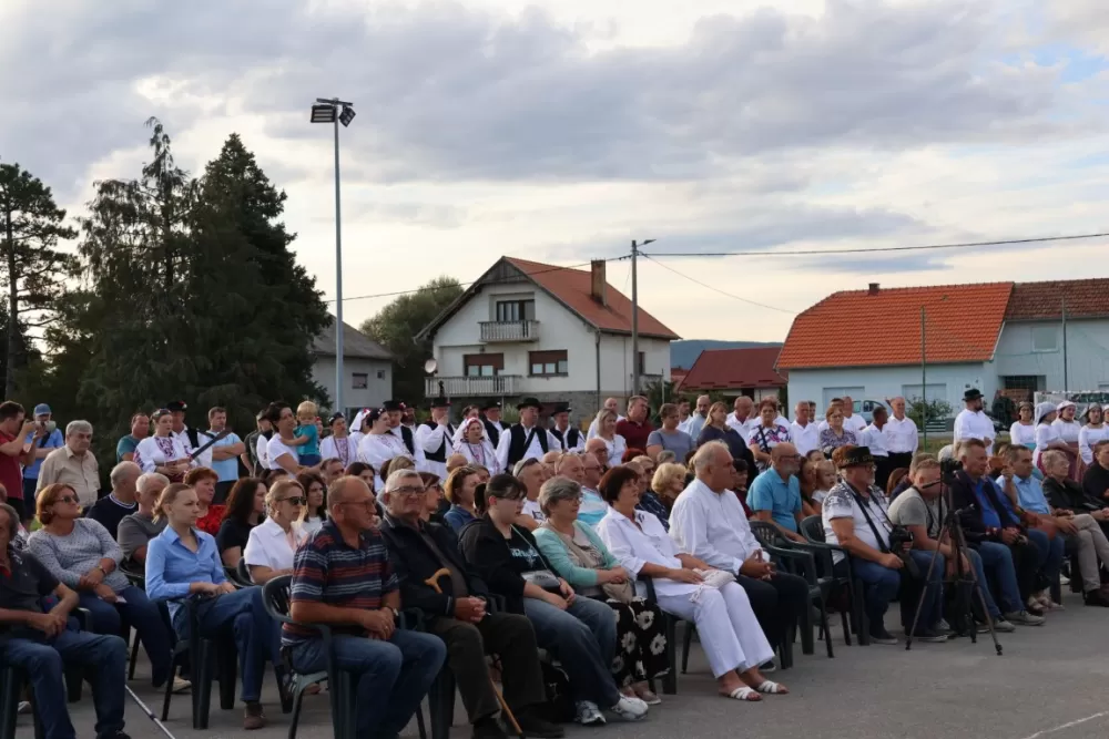 Nizale su se pjesme i napjevi, plesalo se i igralo na 29. Bekteškim susretima 