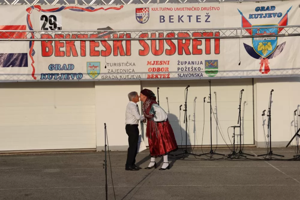 Nizale su se pjesme i napjevi, plesalo se i igralo na 29. Bekteškim susretima 