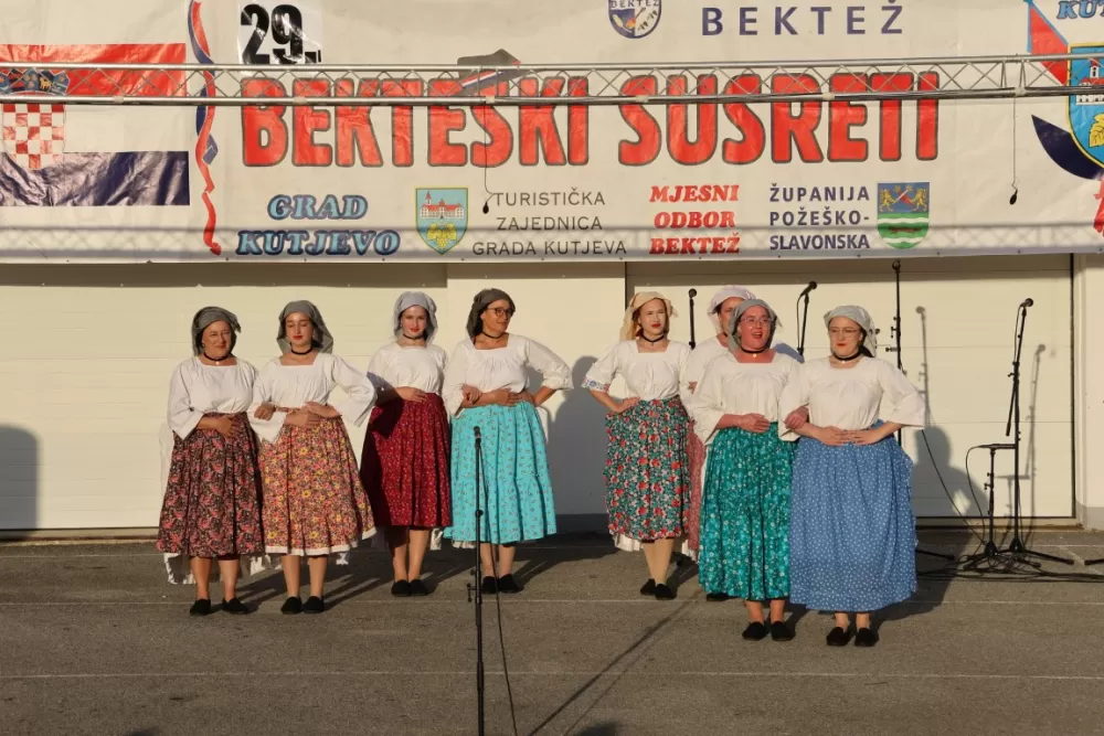 Nizale su se pjesme i napjevi, plesalo se i igralo na 29. Bekteškim susretima 