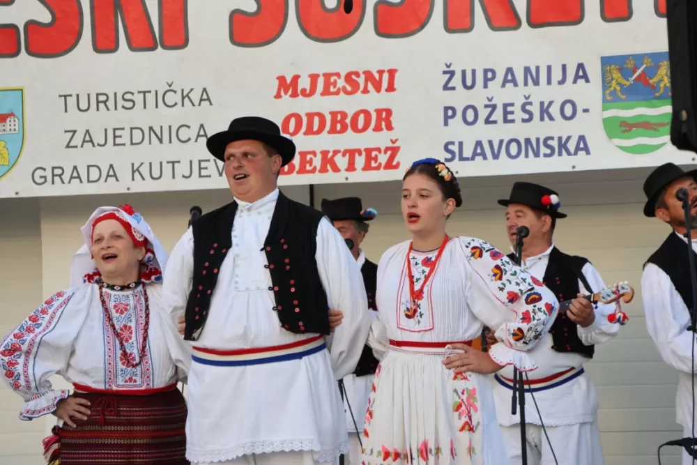 Nizale su se pjesme i napjevi, plesalo se i igralo na 29. Bekteškim susretima 