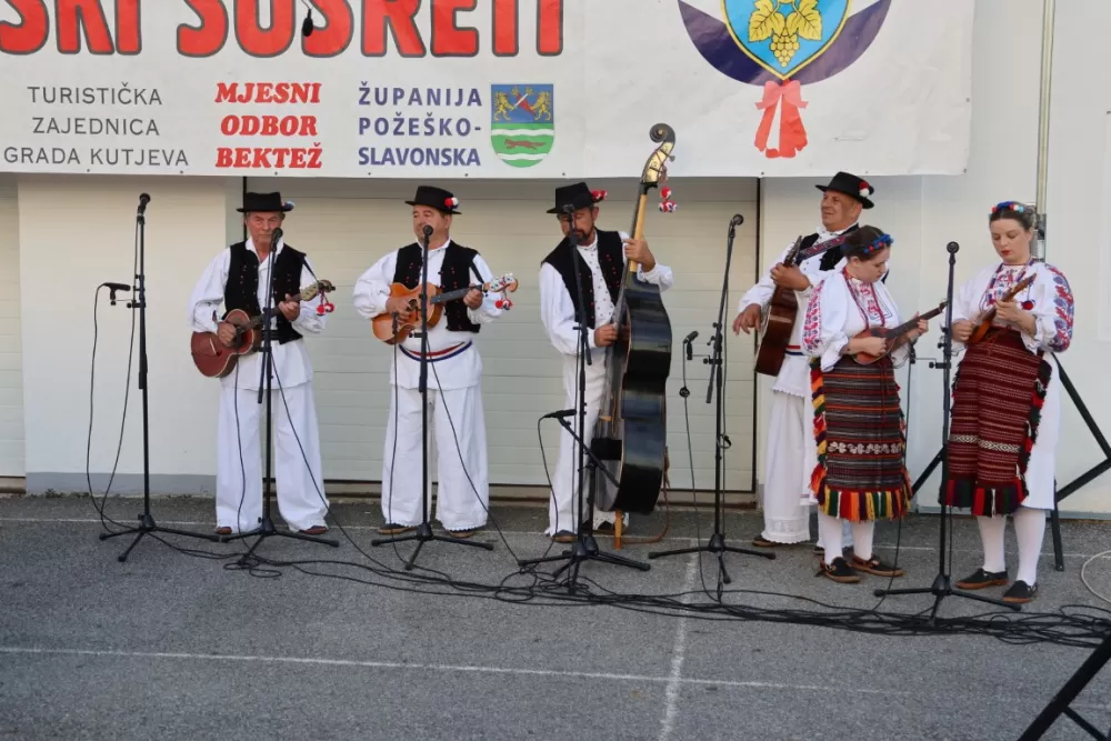 Nizale su se pjesme i napjevi, plesalo se i igralo na 29. Bekteškim susretima 