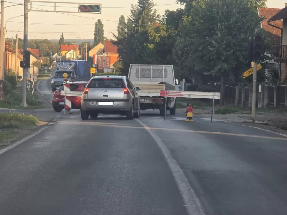 Totalna pomutnja na zatvorenoj prometnici između Kuzmice i Dervišage!