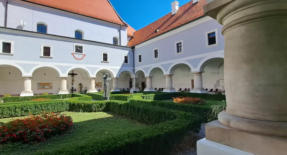 Nastavljeni radovi na obnovi franjevačke crkve i samostana u Slavonskom Brodu