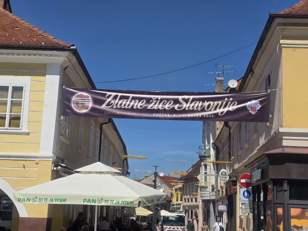 Počelo prigodno ukrašavanje grada uoči Zlatnih žica Slavonije
