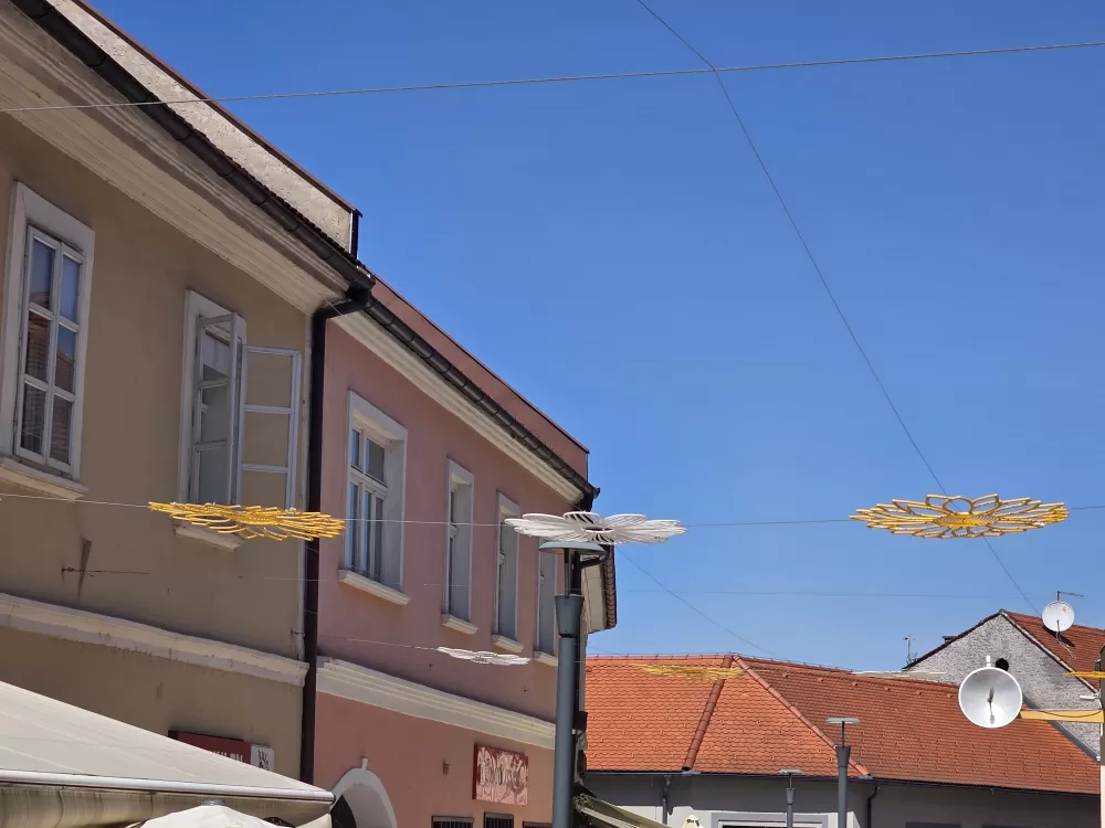 Počelo prigodno ukrašavanje grada uoči Zlatnih žica Slavonije