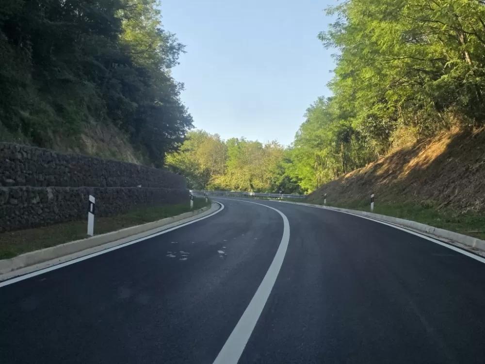 /FOTOGALERIJA/ Nećete prepoznati prometnicu prema autoputu koja se uskoro otvara: Gotovi su radovi na rekonstrukciji ceste Baćindol - Rešetari! 