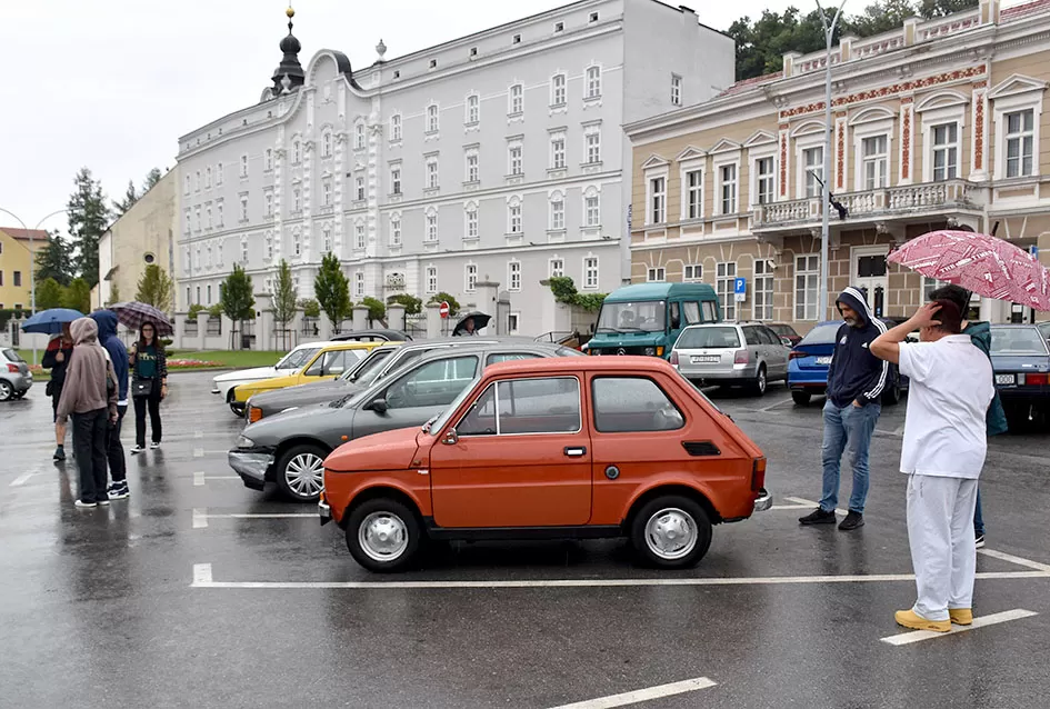 (FOTOGALERIJA) Od stotinjak prijavljenih svoja starodobna vozila pokazala njih polovica