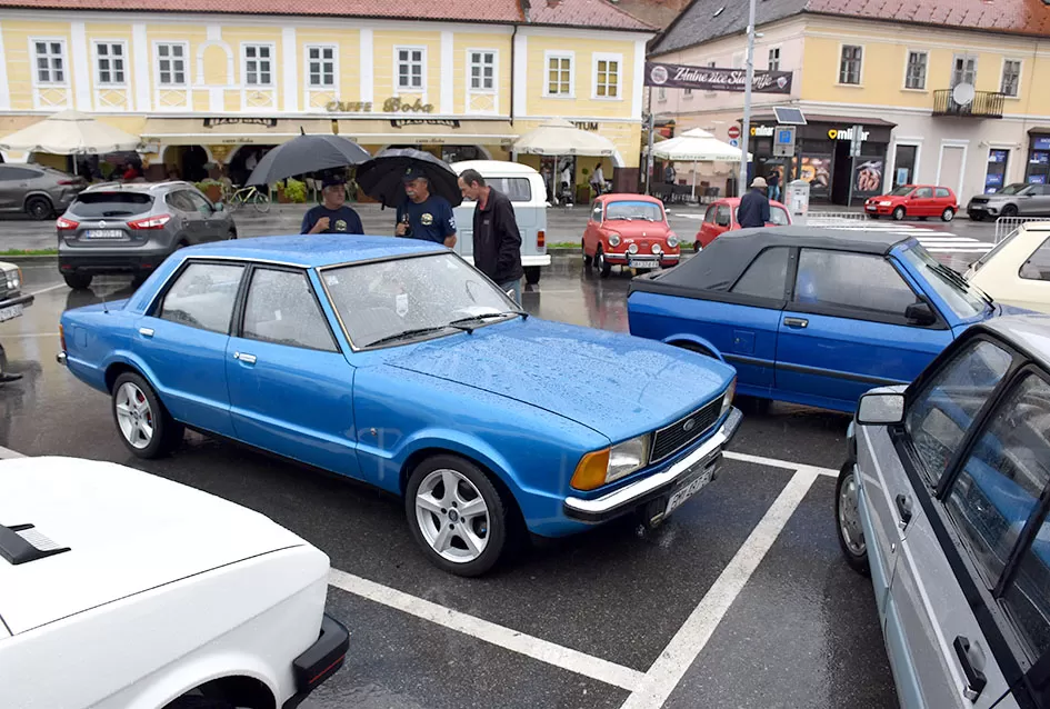 (FOTOGALERIJA) Od stotinjak prijavljenih svoja starodobna vozila pokazala njih polovica