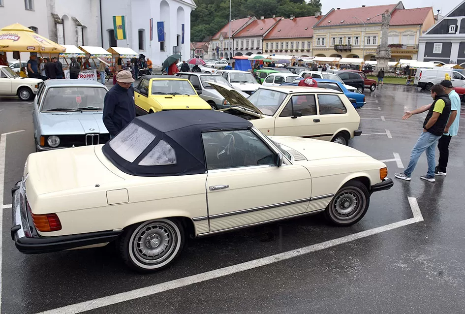 (FOTOGALERIJA) Od stotinjak prijavljenih svoja starodobna vozila pokazala njih polovica