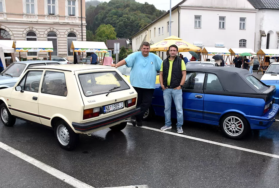 (FOTOGALERIJA) Od stotinjak prijavljenih svoja starodobna vozila pokazala njih polovica