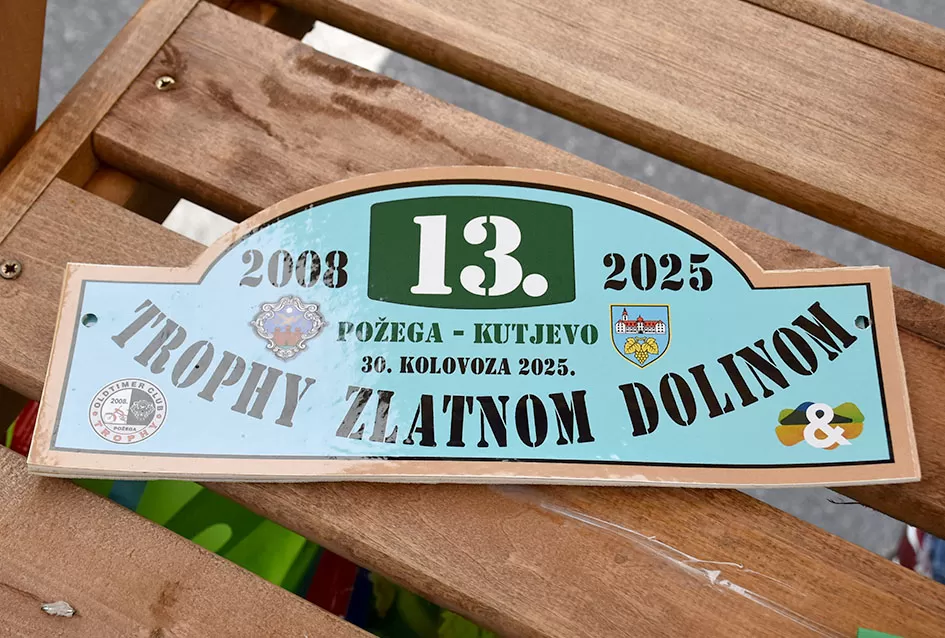 (FOTOGALERIJA) Od stotinjak prijavljenih svoja starodobna vozila pokazala njih polovica