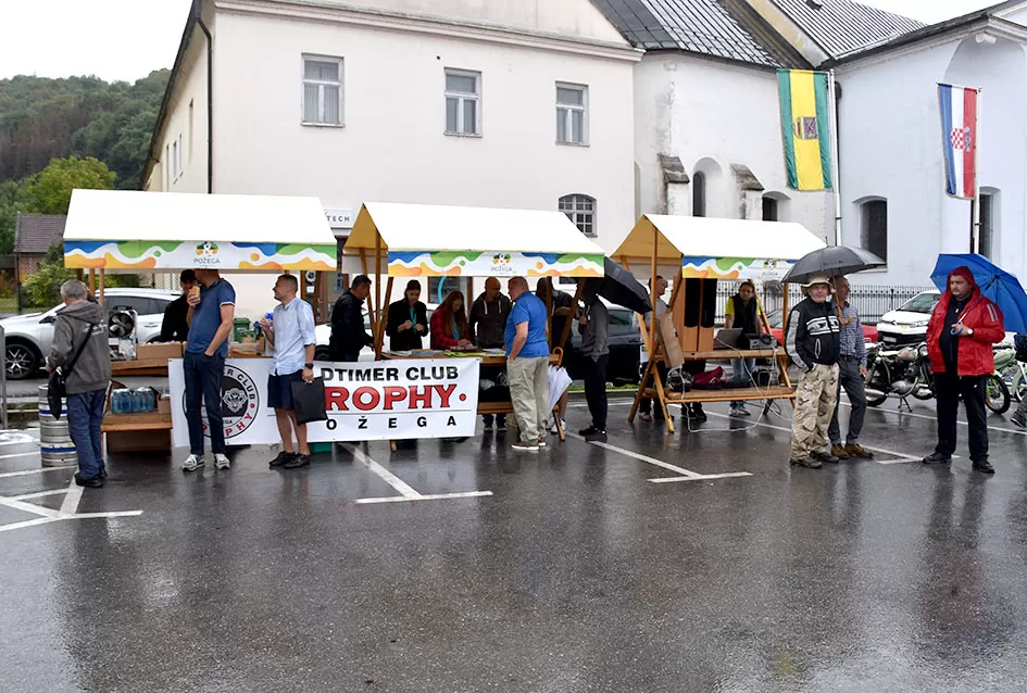 (FOTOGALERIJA) Od stotinjak prijavljenih svoja starodobna vozila pokazala njih polovica