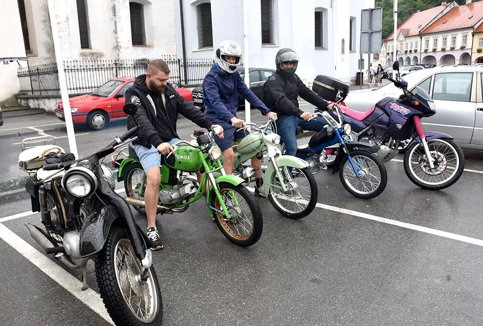 (FOTOGALERIJA) Od stotinjak prijavljenih svoja starodobna vozila pokazala njih polovica
