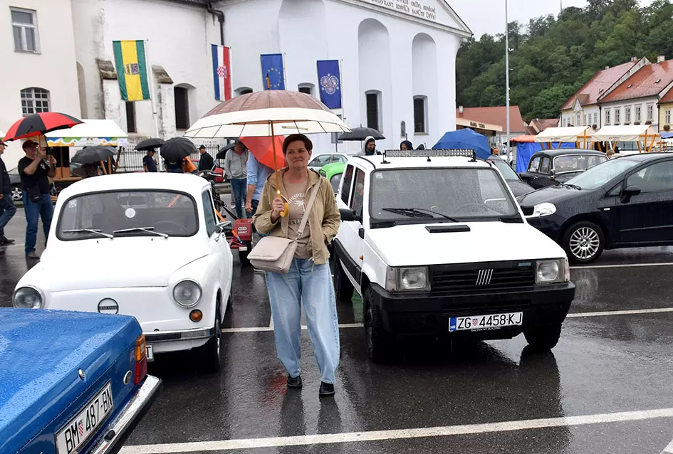 (FOTOGALERIJA) Od stotinjak prijavljenih svoja starodobna vozila pokazala njih polovica