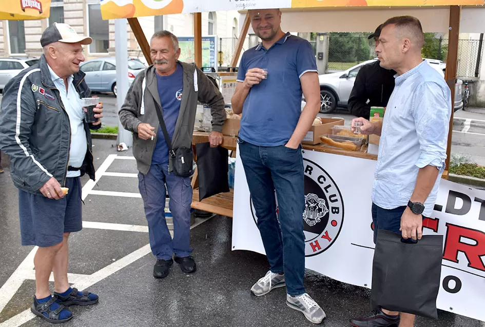 (FOTOGALERIJA) Od stotinjak prijavljenih svoja starodobna vozila pokazala njih polovica