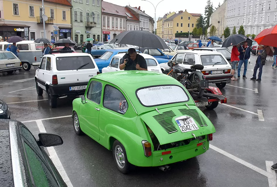 (FOTOGALERIJA) Od stotinjak prijavljenih svoja starodobna vozila pokazala njih polovica