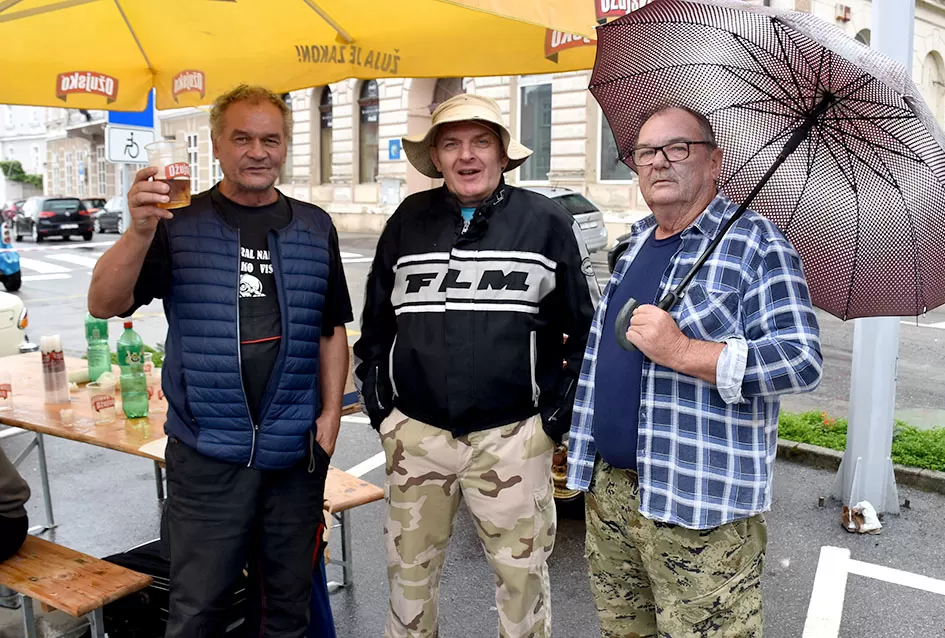 (FOTOGALERIJA) Od stotinjak prijavljenih svoja starodobna vozila pokazala njih polovica