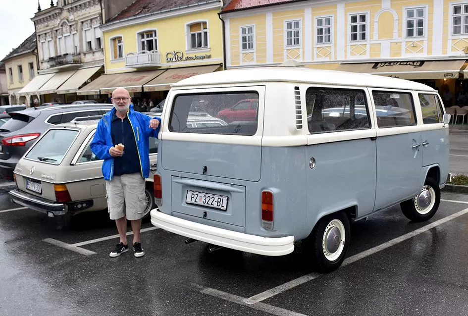 (FOTOGALERIJA) Od stotinjak prijavljenih svoja starodobna vozila pokazala njih polovica