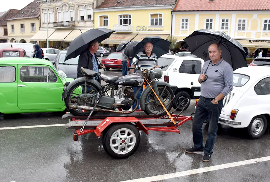 (FOTOGALERIJA) Od stotinjak prijavljenih svoja starodobna vozila pokazala njih polovica