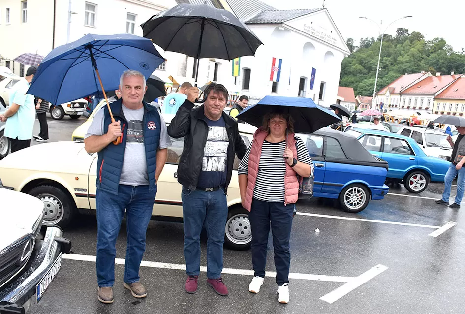(FOTOGALERIJA) Od stotinjak prijavljenih svoja starodobna vozila pokazala njih polovica