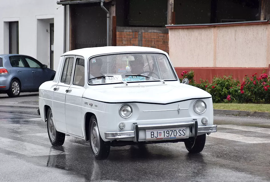(FOTOGALERIJA) Od stotinjak prijavljenih svoja starodobna vozila pokazala njih polovica