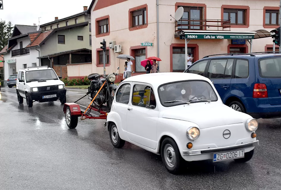 (FOTOGALERIJA) Od stotinjak prijavljenih svoja starodobna vozila pokazala njih polovica