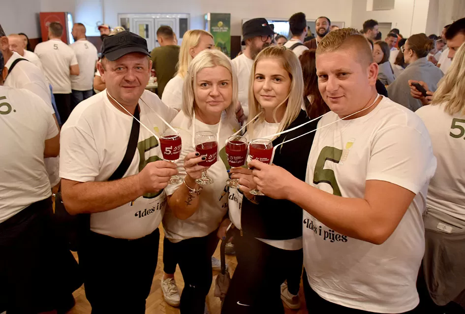 Požega.eu | (FOTOGALERIJA) ”Ideš i piješ” umjesto u vinogorju održana u Vatrogasnom domu