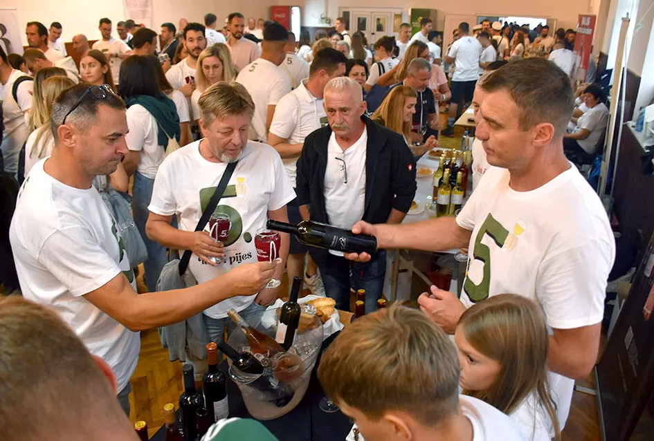 (FOTOGALERIJA) ”Ideš i piješ” umjesto u vinogorju održana u Vatrogasnom domu