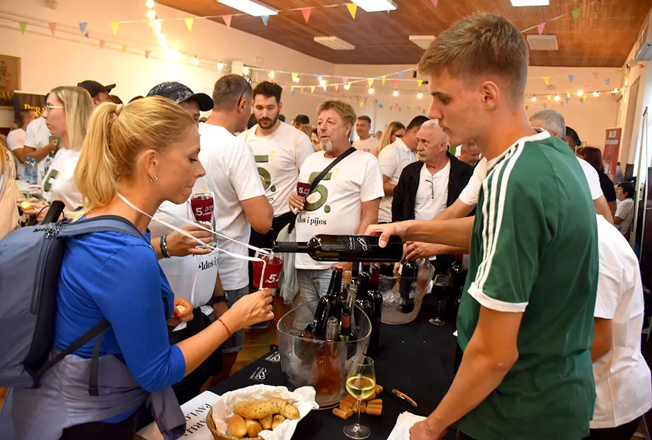 (FOTOGALERIJA) ”Ideš i piješ” umjesto u vinogorju održana u Vatrogasnom domu