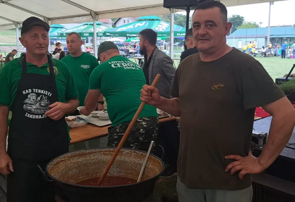 Slatinjanke iz Donjeg Slatnika skuhale najbolji čobanac u Tomici: „Uz sve što treba stavile smo u čobanac i obilje ljubavi“