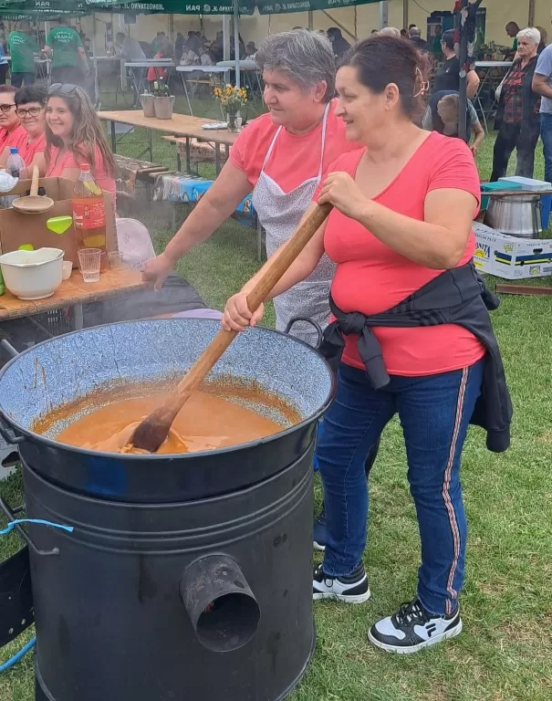 Slatinjanke iz Donjeg Slatnika skuhale najbolji čobanac u Tomici: „Uz sve što treba stavile smo u čobanac i obilje ljubavi“