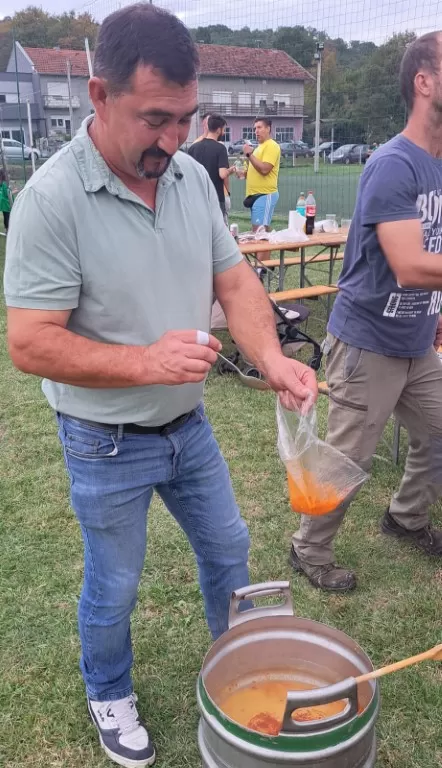 Slatinjanke iz Donjeg Slatnika skuhale najbolji čobanac u Tomici: „Uz sve što treba stavile smo u čobanac i obilje ljubavi“