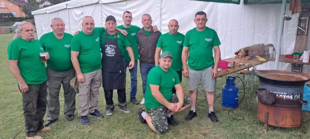 Slatinjanke iz Donjeg Slatnika skuhale najbolji čobanac u Tomici: „Uz sve što treba stavile smo u čobanac i obilje ljubavi“
