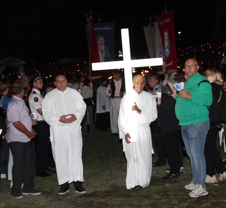 (FOTOGALERIJA) Središnjim euharistijskim slavljem i zavjetnom procesijom završena jubilejska Devetnica Gospi od Suza