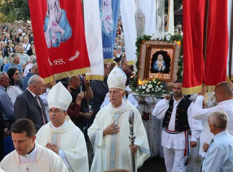 (FOTOGALERIJA) Središnjim euharistijskim slavljem i zavjetnom procesijom završena jubilejska Devetnica Gospi od Suza