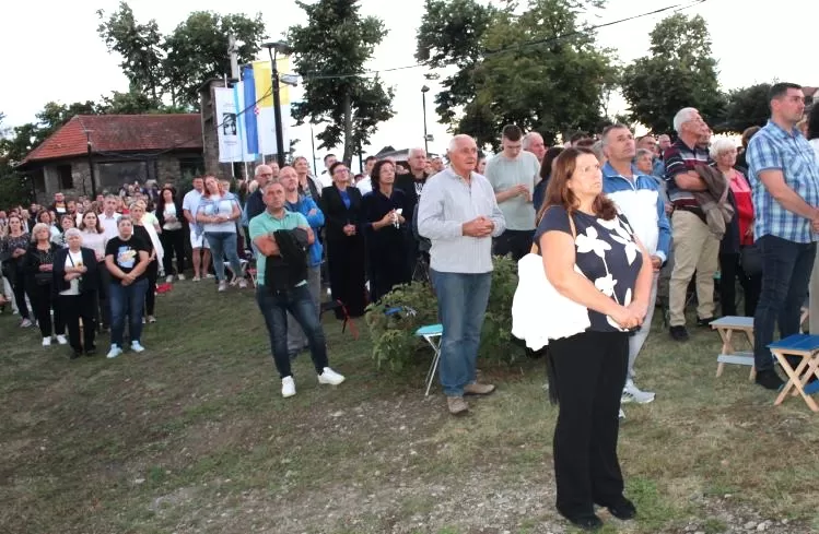 (FOTOGALERIJA) Središnjim euharistijskim slavljem i zavjetnom procesijom završena jubilejska Devetnica Gospi od Suza