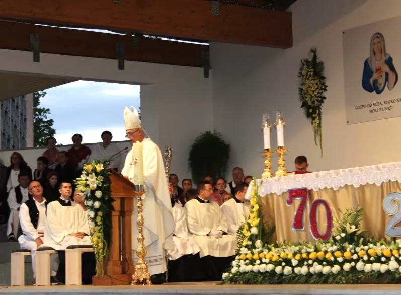 (FOTOGALERIJA) Središnjim euharistijskim slavljem i zavjetnom procesijom završena jubilejska Devetnica Gospi od Suza
