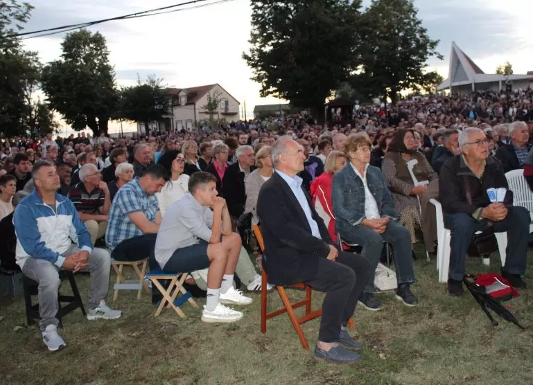 (FOTOGALERIJA) Središnjim euharistijskim slavljem i zavjetnom procesijom završena jubilejska Devetnica Gospi od Suza