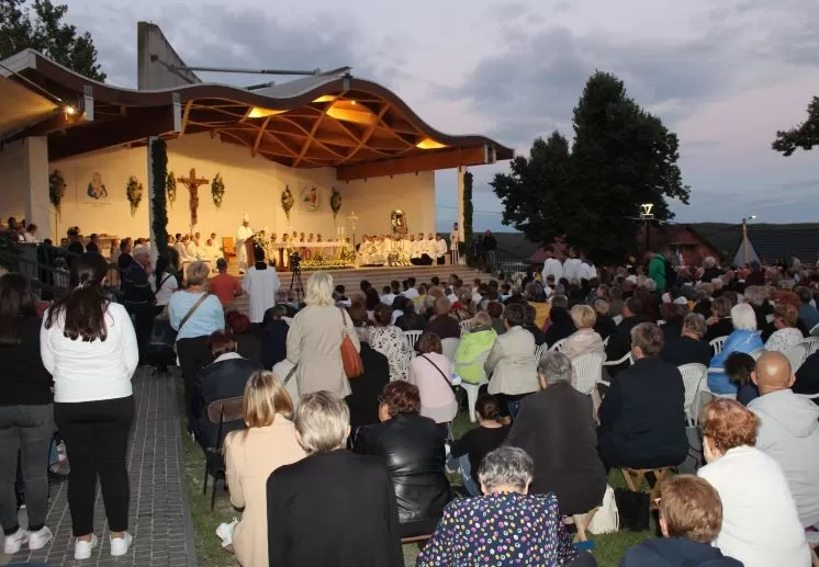 (FOTOGALERIJA) Središnjim euharistijskim slavljem i zavjetnom procesijom završena jubilejska Devetnica Gospi od Suza