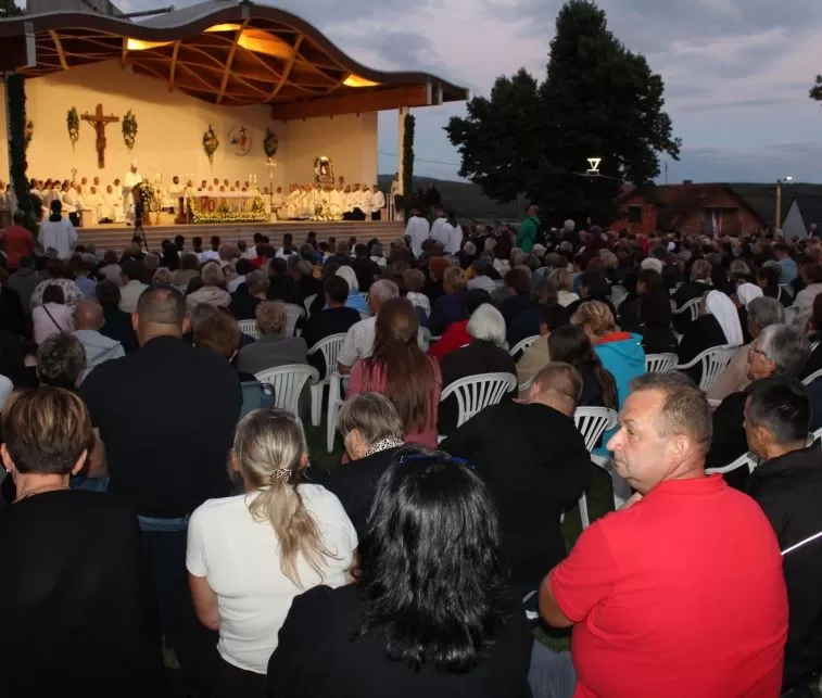 (FOTOGALERIJA) Središnjim euharistijskim slavljem i zavjetnom procesijom završena jubilejska Devetnica Gospi od Suza