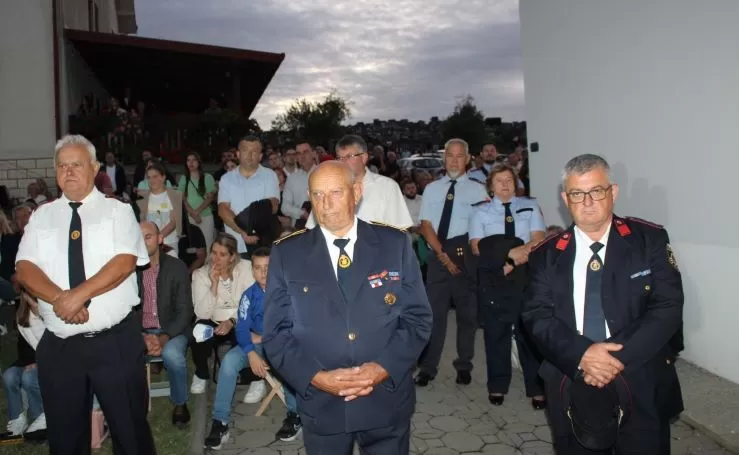 (FOTOGALERIJA) Središnjim euharistijskim slavljem i zavjetnom procesijom završena jubilejska Devetnica Gospi od Suza
