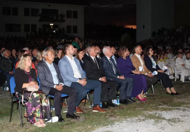 (FOTOGALERIJA) Središnjim euharistijskim slavljem i zavjetnom procesijom završena jubilejska Devetnica Gospi od Suza