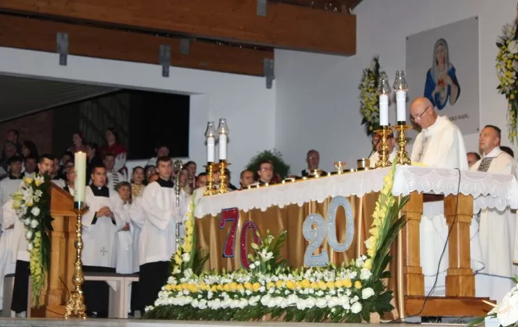 (FOTOGALERIJA) Središnjim euharistijskim slavljem i zavjetnom procesijom završena jubilejska Devetnica Gospi od Suza
