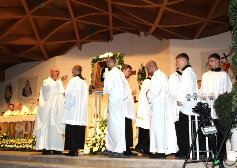 (FOTOGALERIJA) Središnjim euharistijskim slavljem i zavjetnom procesijom završena jubilejska Devetnica Gospi od Suza