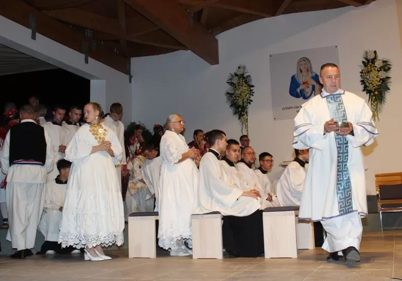(FOTOGALERIJA) Središnjim euharistijskim slavljem i zavjetnom procesijom završena jubilejska Devetnica Gospi od Suza