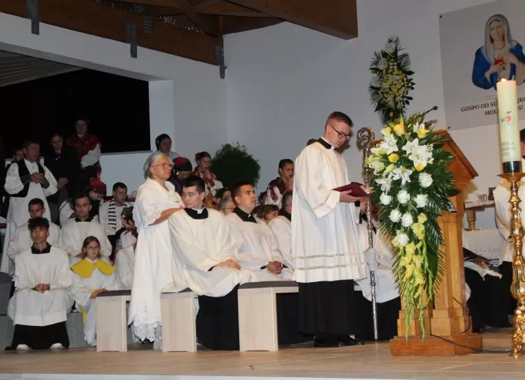 (FOTOGALERIJA) Središnjim euharistijskim slavljem i zavjetnom procesijom završena jubilejska Devetnica Gospi od Suza